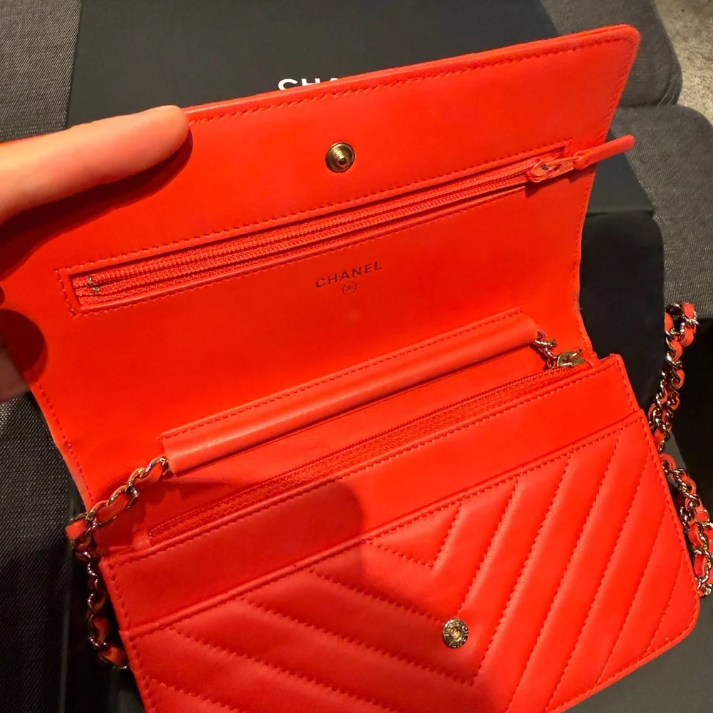 Chanel Red Chevron Wallet on Chain (WOC) - Picture 4 of 13